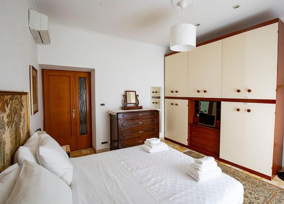 Dimora Al Colosseo, 2 Bedrooms Рим Экстерьер фото